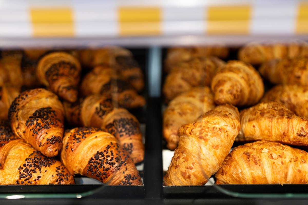 Švieži sviestiniai kruasanai „Iki“ kepinių lentynoje